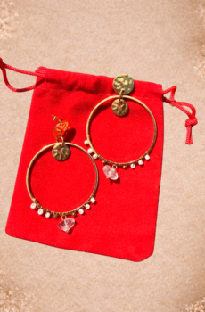 Des créoles fines et lumineuses qui subliment votre visage avec élégance 🤍 En acier inoxydable doré et quartz clair, elles sont légères, résistantes et pleines de douceur.