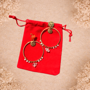 Des créoles fines et lumineuses qui subliment votre visage avec élégance 🤍 En acier inoxydable doré et quartz clair, elles sont légères, résistantes et pleines de douceur.